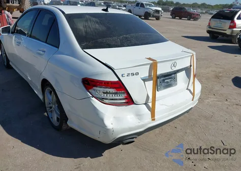 2014 Mercedes-Benz C 250 Sport z USA, uszkodzony, nr VIN WDDGF4HB3EG215256